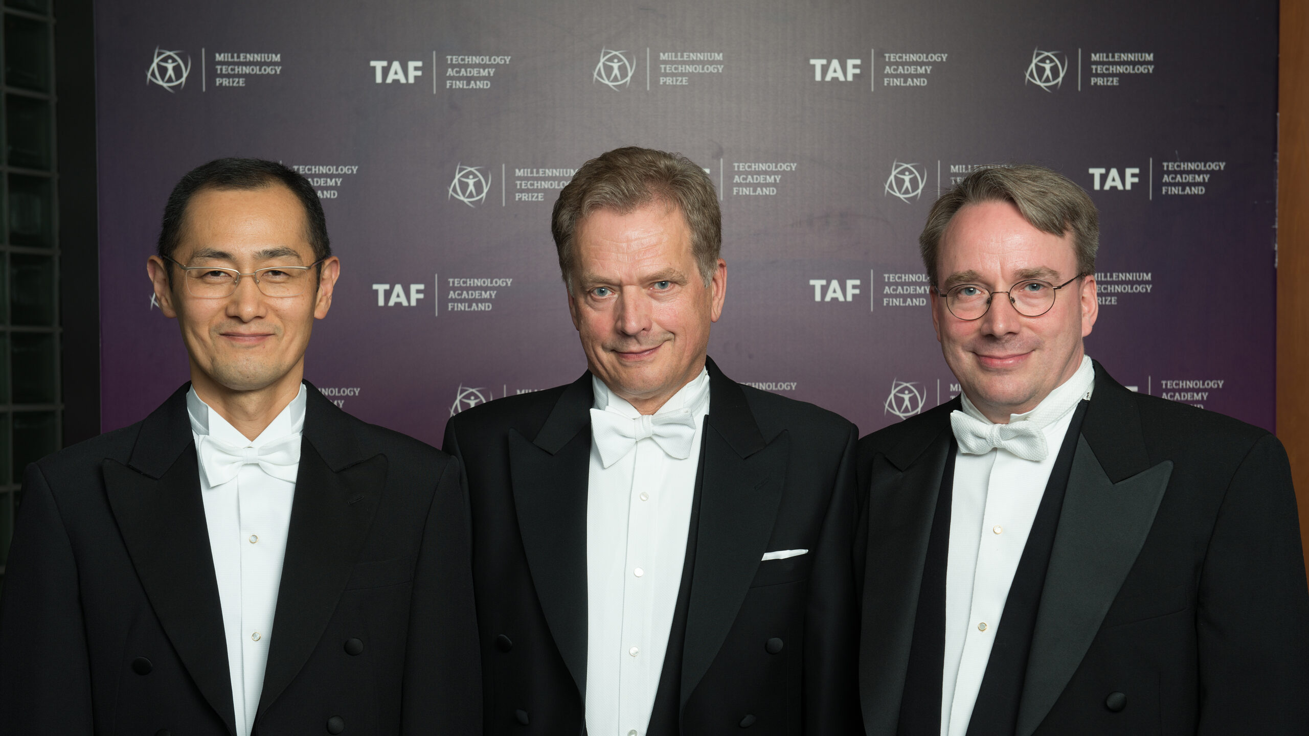 Photo of the 2012 Millennium Technology Prize winners Shinya Yamanaka and Linus Torvalds with president Sauli Niinistö in the middle.