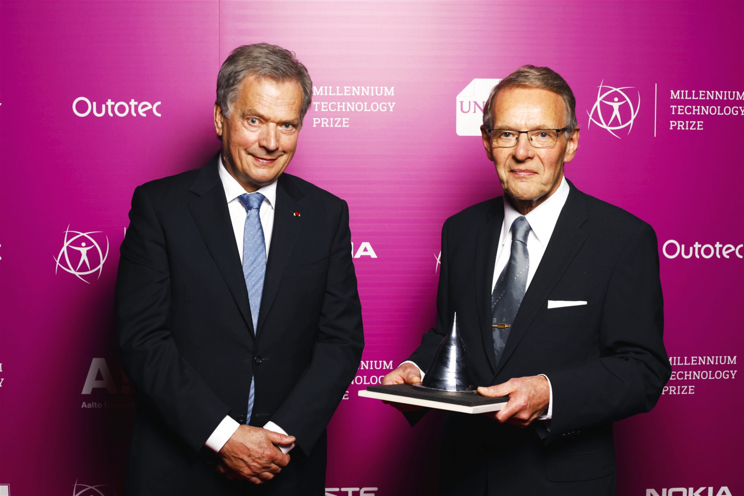 In this picture Tuomo Suntola receives 2018 Millennium Prize from president Sauli Niinistö from his innovation ALD